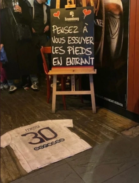 Bar francés usa la camiseta de Messi para que los clientes se limpien los pies