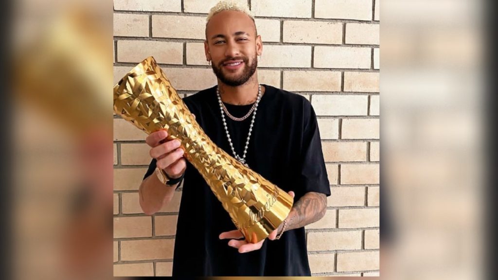 Neymar recoge trofeo para Pelé como el 'Jugador de la historia'