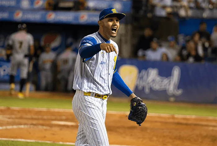 Magallanes maniató al Caracas e igualó el liderato de la tabla con Aragua