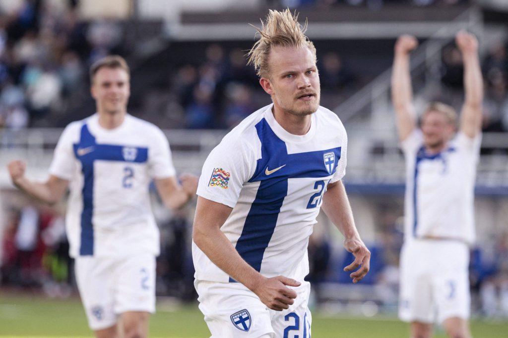 Jugador de la Serie B de Italia se bebió una cerveza tras salir de cambio e hizo enloquecer a la afición