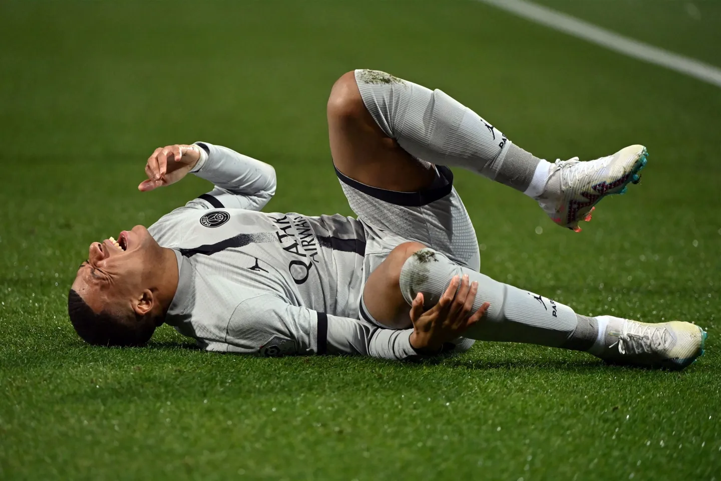 Kylian Mbappé falló dos penales, un gol a puerta vacía y salió lesionado