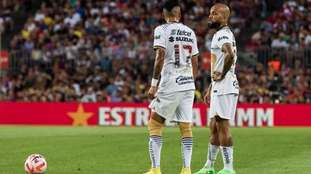 El Pumas le reclama cinco millones de euros a Alves por violar su código de conducta