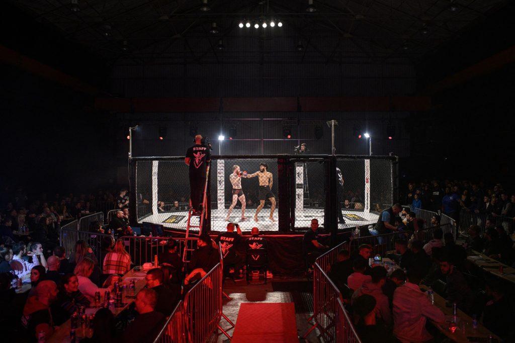 Peleador de MMA intimida con gritos a su oponente en cara a cara previo a la pelea