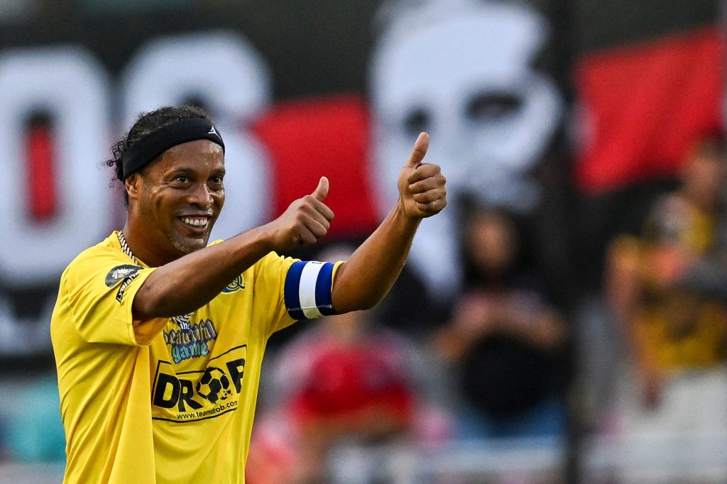 Ronaldinho llega a los 43 años y sigue construyendo una fortuna