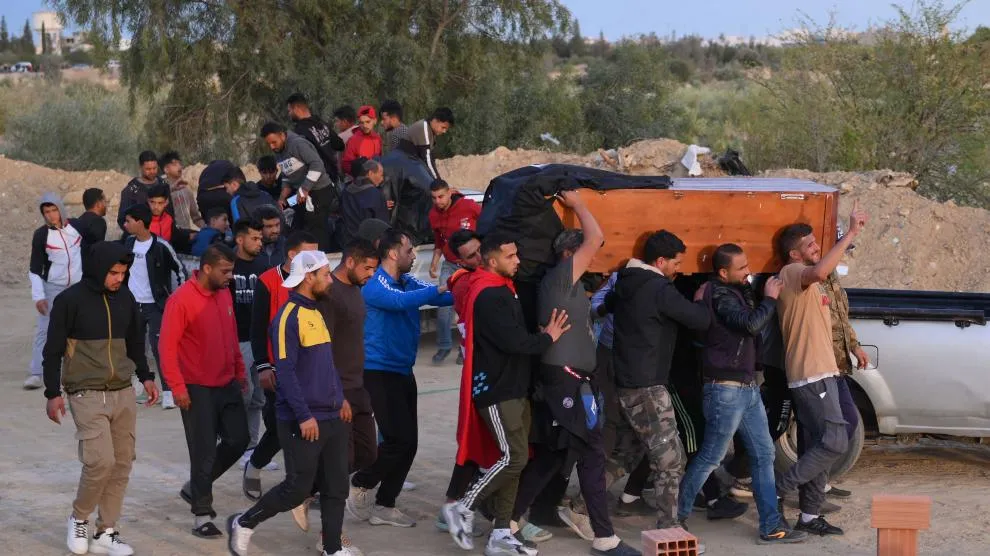 Muere un futbolista tunecino tras inmolarse en protesta contra el abuso policial