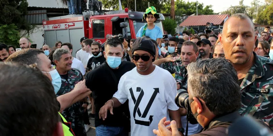 Ronaldinho hace sorpresiva aparición en videoclip de Bad Bunny