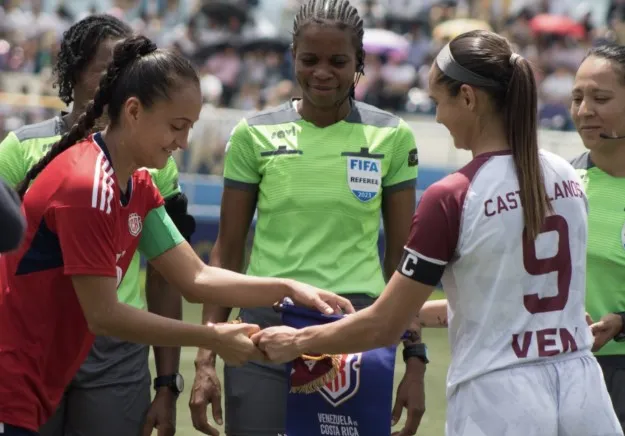 Deyna Castellanos critica la cancha sintética y las condiciones climáticas de San Salvador