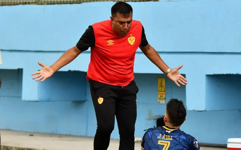 César Farías suspendido por 14 meses por conducta violenta