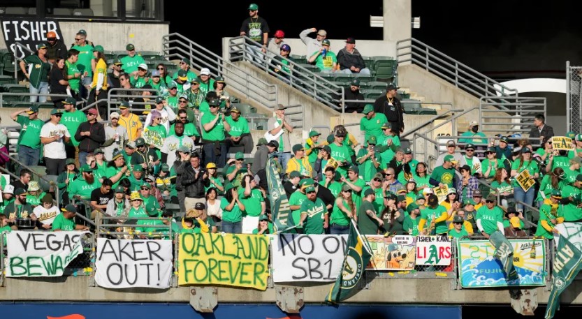 Fanáticos de los Atléticos de Oakland se niegan a ver morir su franquicia y piden a gritos que el dueño venda al equipo