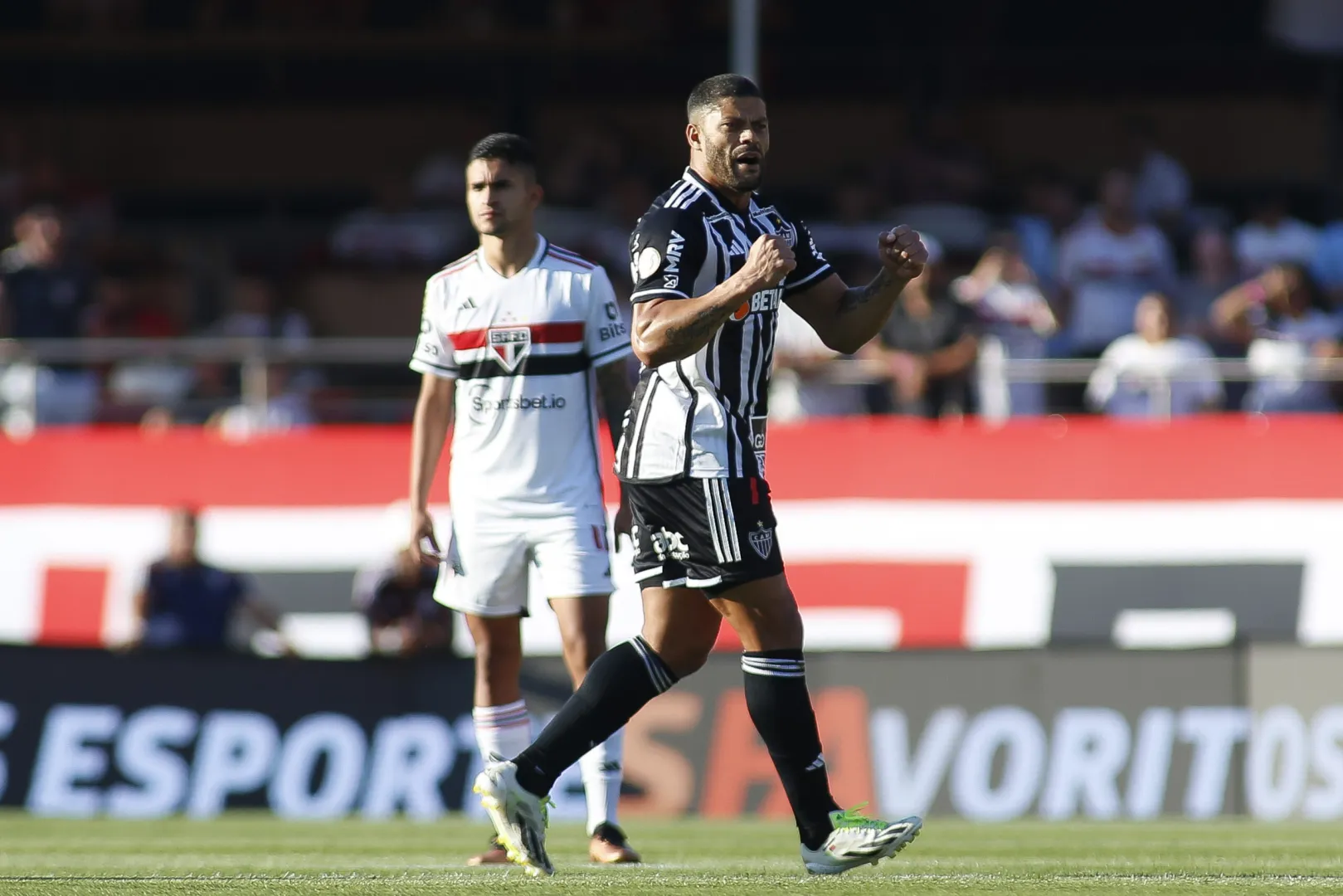 Brasileño Hulk se inventa uno de los goles del año con un cañonazo desde medio campo