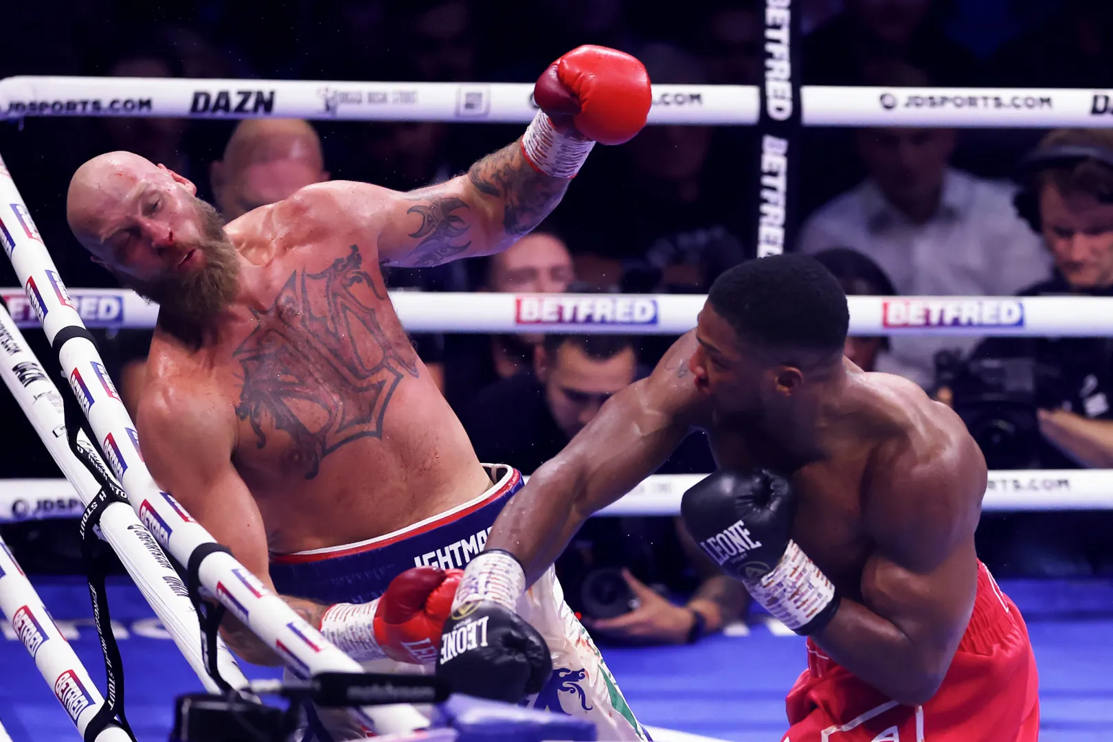 Anthony Joshua noquea brutalmente a Robert Helenius y tiene en la mira a Deontay Wilder