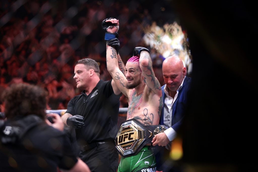 Sean O’Malley gana el cinturón de peso gallo y $50 mil dólares al noquear a Aljamian Sterling en UFC 292