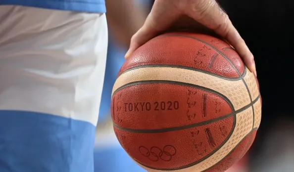 Basquetbolista argentino se hace viral tras ayudar a un padre a rescatar globo de su hijo (Video)