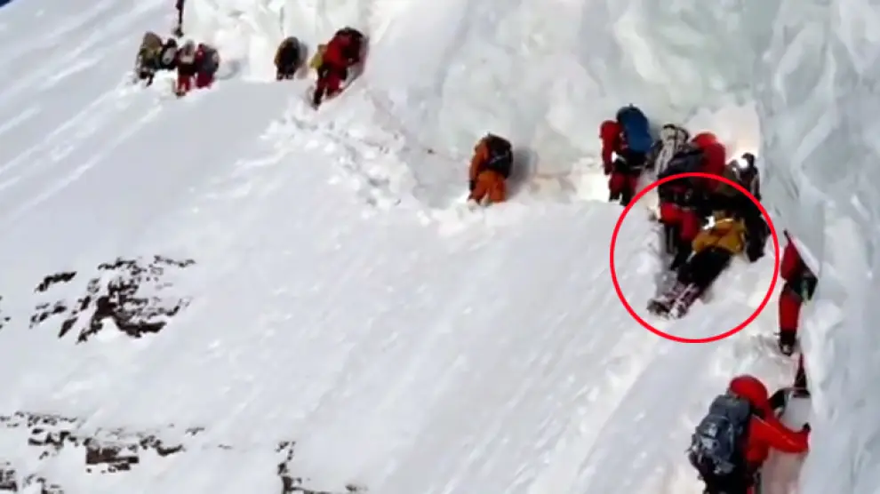 "La humanidad ha muerto", crece la indignación tras la muerte en el K2 de un porteador abandonado mientras agonizaba
