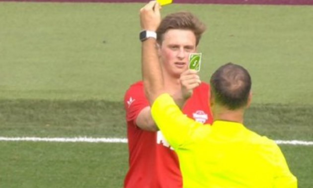 Jugador responde a arbitro con carta de 'UNO' tras recibir tarjeta amarilla