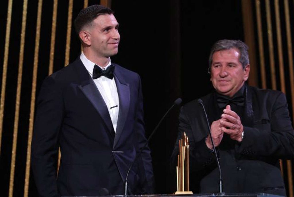 Dibu Martínez recibe abucheos de aficionados franceses en gala del Balón de Oro