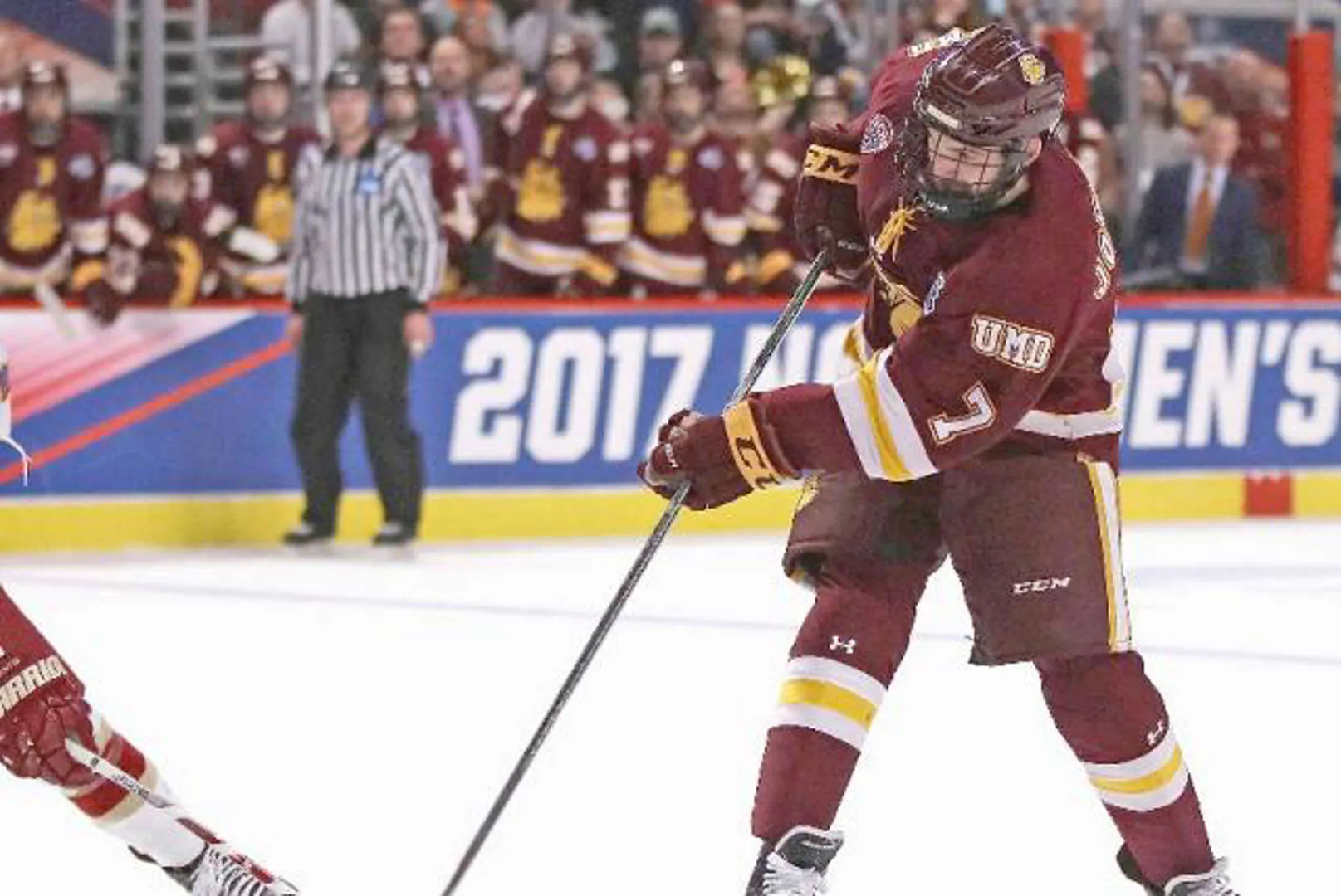 Tragedia en el hockey sobre hielo: jugador muere tras corte en el cuello con patín