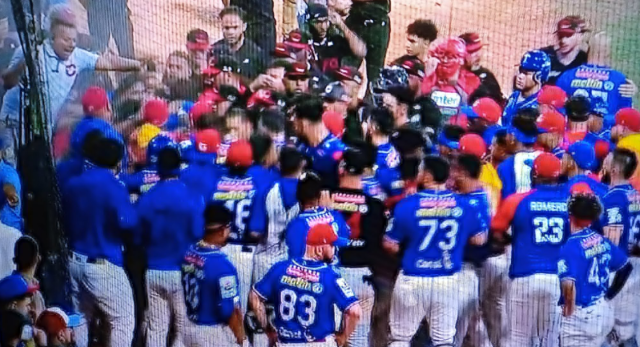 Tiburones triunfó en intenso duelo para ampliar su ventaja en la final con tángana incluida