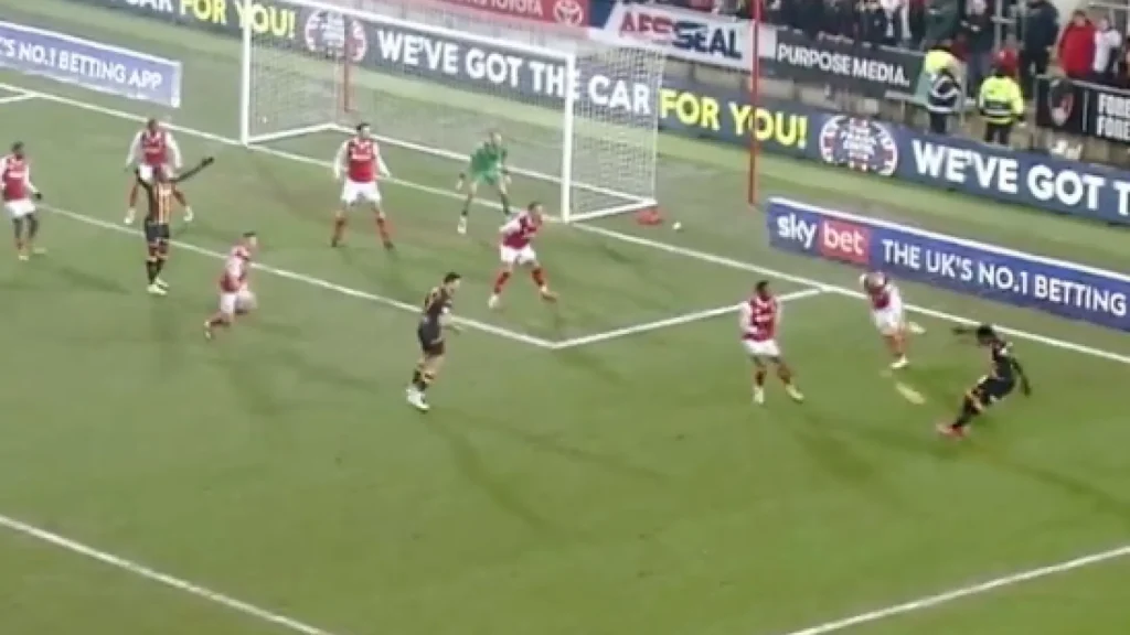 Jugador del Hull City logra el gol del año en la Championship con caño y rabona