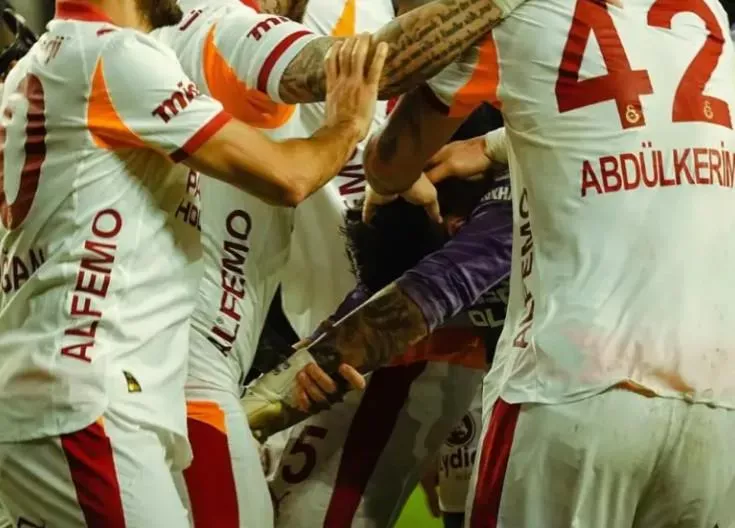 Cerca de 30 personas vinculadas al fútbol turco, entre ellas 14 futbolistas y un exresponsable del Galatasaray, fueron detenidas tras ser acusadas de apostar en partidos