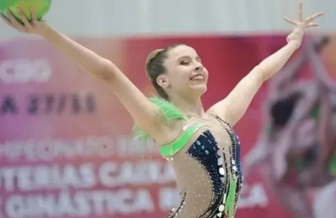 Isabelle Marciniak, gimnasta rítmica brasileña reconocida por su victoriosa carrera en ese deporte, falleció a los 18 años este miércoles (24) , Nochebuena, en Paraná (Brasil).