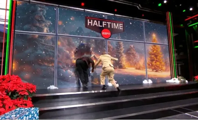 Shaquille O’Neal destruyó panel de televisión tras broma y desató risas en el estudio