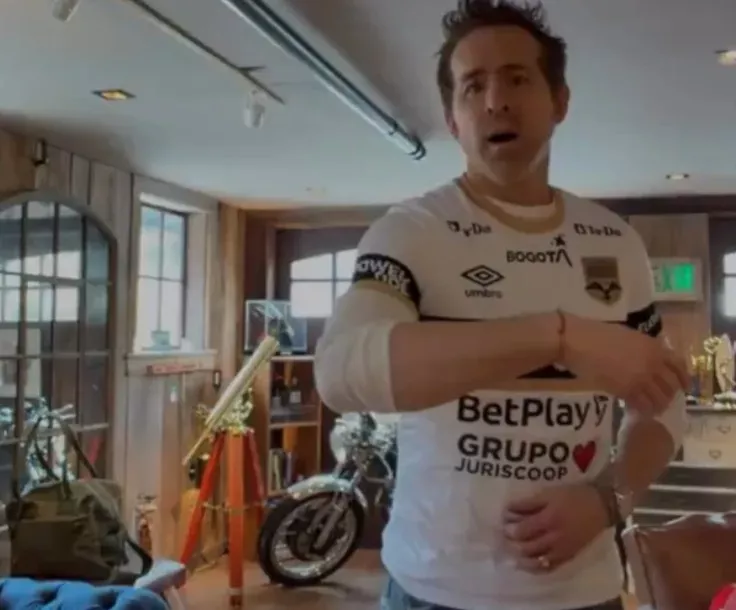 El actor Ryan Reynolds estrenó en redes sociales la camiseta del Internacional de Bogotá