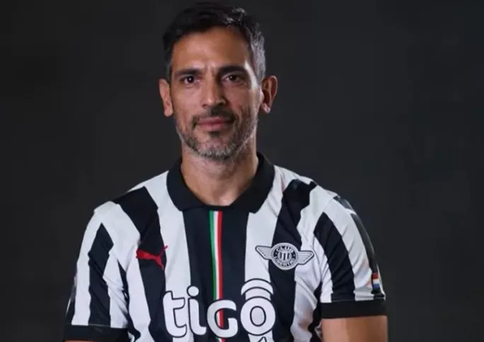 El Nacional de Paraguay fichó al histórico delantero de ese país Roque Santa Cruz, informó este jueves el club.