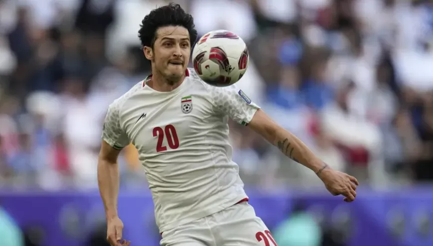 Irán expulsa de su selección de fútbol a Sardar Azmoun por "traición a la patria"