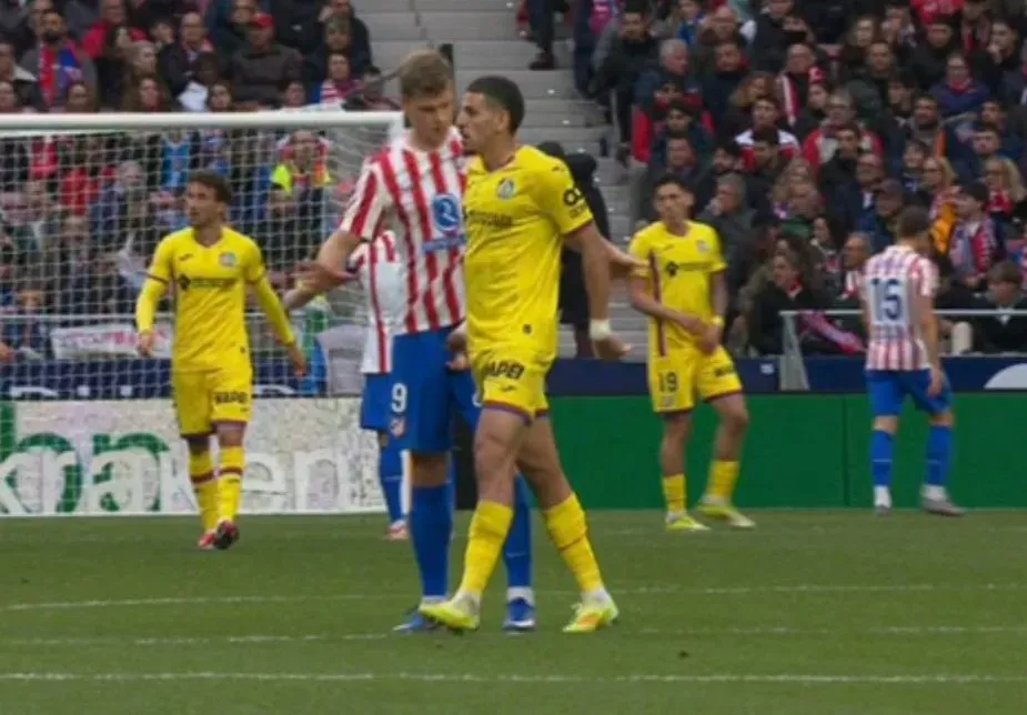 VIDEO: futbolista recibió tarjeta roja en España por pellizcar los genitales de su rival