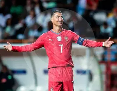 Portugal cerró su preparación para el **Mundial de Norteamérica 2026** con una victoria por **2-1 ante Nigeria** en un partido amistoso disputado este miércoles en el **Estadio Municipal de Leiría**, marcando el último ensayo antes de enfrentar a **Colombia** en la fase de grupos del torneo. Aunque el resultado refleja una senda positiva, las **múltiples ocasiones falladas por Cristiano Ronaldo**, quien cumplirá 41 años durante el certamen, reavivaron las interrogantes sobre su aporte en un equipo que busca recuperar el protagonismo tras su eliminación en Qatar 2022. El encuentro, clave para ajustar estrategias bajo las órdenes del seleccionador **Roberto Martínez**, tuvo un inicio prometedor para los lusos. **Pedro Neto**, delantero del Chelsea, abrió el marcador a los **23 minutos** con un disparo cruzado de zurda que superó al arquero nigeriano. Sin embargo, la igualdad llegó antes del descanso: **Akor Adams** desbordó a tres defensores portugueses y definió con clase entre las piernas de **Diogo Costa** (38’). La definición la puso **Francisco Conceição**, extremo de la Juventus, con un remate zurdo en el **minuto 75** que selló el triunfo en un duelo donde Nigeria demostró mayor solidez defensiva de lo esperado, poniendo a prueba la cohesión del equipo europeo. **Ronaldo, centro de las críticas y las expectativas**, vivió una noche de frustración. El capitán luso desperdició al menos tres oportunidades claras: un remate desviado tras asistencia de **Nelson Semedo** (9’), un cabezazo por encima del travesaño (34’) y un disparo fallido con la izquierda cuando tenía el arco libre (50’). Estos errores, sumados a su ausencia goleadora en los últimos partidos amistosos, intensifican las dudas sobre su rol en un proyecto que apuesta por su experiencia, pero requiere eficacia en momentos clave. El técnico español **Roberto Martínez** contó por primera vez con su **plantel completo**, incluyendo a los cuatro futbolistas del **Paris Saint-Germain** campeón de la **Liga de Campeones**: **Lucas Hernández, Achraf Hakimi, Warren Zaïre-Emery y Fabián Ruiz**. Este refuerzo estratégico busca potenciar un sistema táctico versátil, aunque el partido ante Nigeria evidenció dificultades para imponer el juego ante rivales organizados, un escollo ya visible en el **2-1 ante Chile** hace dos semanas en las afueras de Lisboa. Con el **Mundial 2026** a la vuelta de la esquina, Portugal partirá este viernes hacia **Palm Beach (Florida)**, su base operativa durante el torneo. El **17 de junio** debutará en **Houston** ante la **República Democrática del Congo**, rival considerado accesible para asegurar los primeros puntos. Posteriormente, se medirá a **Uzbekistán (23 de junio)** y cerrará la fase de grupos frente a **Colombia (27 de junio)**, un duelo crucial para definir su rumbo en el certamen. La presión aumenta para un equipo que, pese a su talento individual, debe resolver inconsistencias ofensivas para competir ante selecciones de élite. Por su parte, **Nigeria**, ausente en el **Mundial 2026** tras quedar fuera en las eliminatorias africanas, utilizó el amistoso para evaluar jóvenes valores. Su desempeño en Leiría, aunque competitivo, reveló **falencias defensivas** que podrían limitar su proyección en futuras competiciones continentales. El partido sirvió como termómetro para ambos combinados: mientras los africanos buscan reconstruirse, los lusos pulen detalles para no repetir errores en una justa donde aspiran a levantar su **segundo título mundialista**. Con el reloj del **Mundial de Norteamérica** avanzando, Portugal enfrenta el desafío de transformar las dudas en certezas. La figura de **Ronaldo**, pese a sus recientes tropiezos, seguirá siendo un eje mediático y táctico, pero el éxito dependerá de la capacidad del equipo para funcionar como un todo cohesionado. En un grupo con rivales técnicamente sólidos, cada detalle marcará la diferencia entre soñar con la gloria o quedarse en el camino.