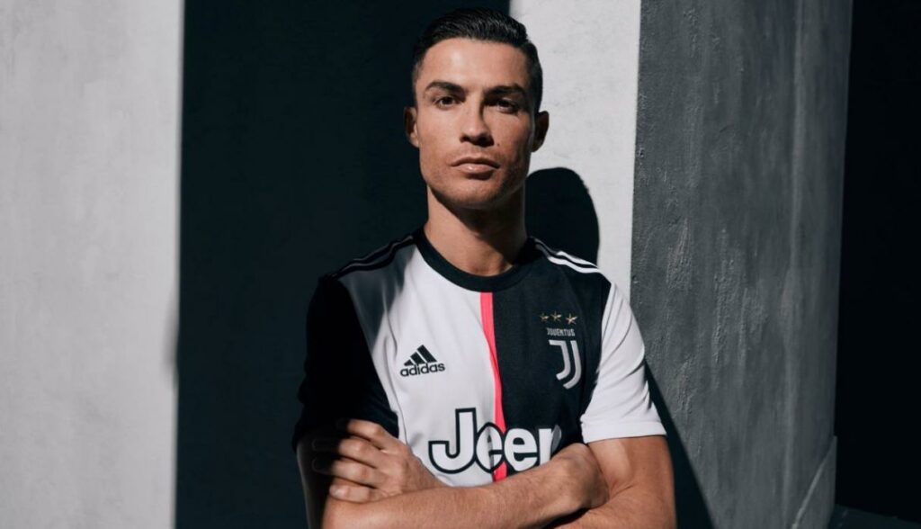 La Juventus borra las rayas de su nueva y polémica camiseta