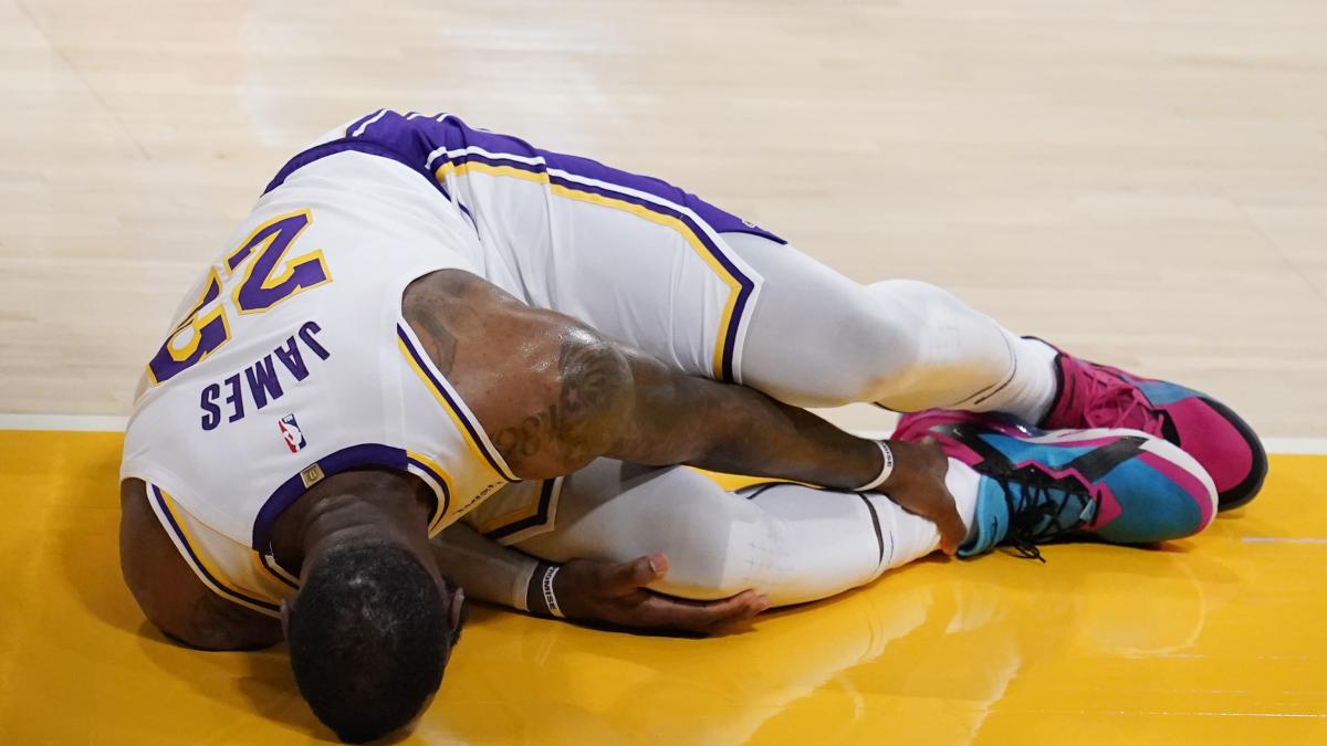 Se encienden alarmas en los Lakers: LeBron James se lesiona el tobillo