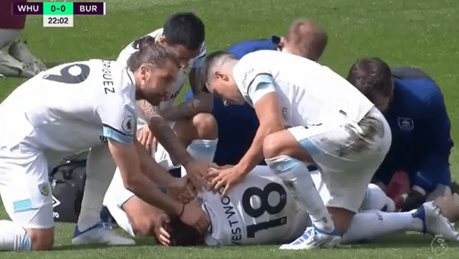 Escalofriante lesión en la Premier: el rival acaba llorando tras ver salir en camilla al futbolista